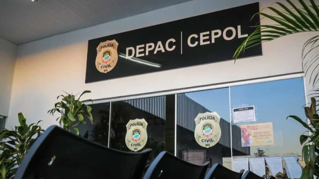 Menino de 6 anos é achado sozinho em casa e caso vai para delegacia