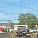 Motociclista é flagrado puxando jovem de patins em via de Campo Grande