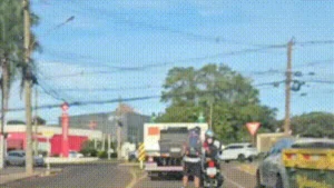 Motociclista é flagrado puxando jovem de patins em via de Campo Grande
