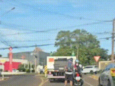 Motociclista é flagrado puxando jovem de patins em via de Campo Grande