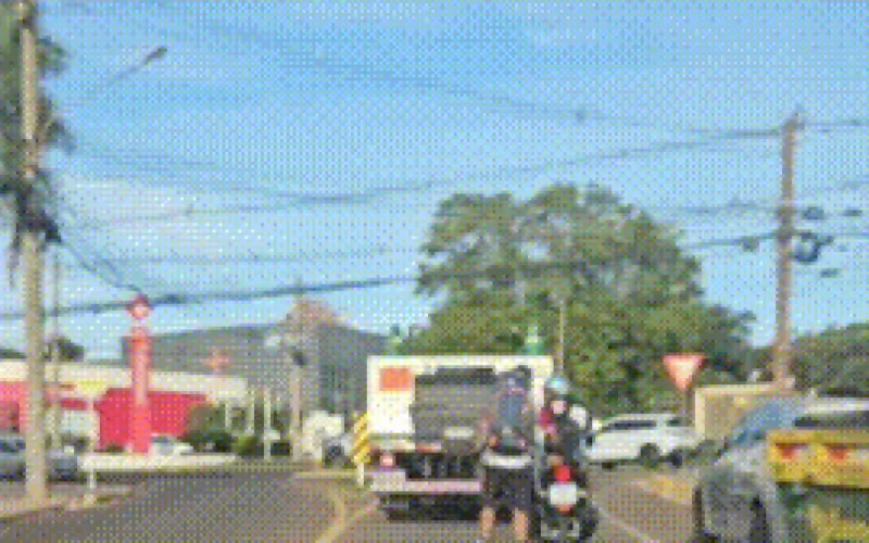 Motociclista é flagrado puxando jovem de patins em via de Campo Grande