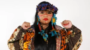 MC Anarandá leva rap indígena e ancestralidade a show intimista