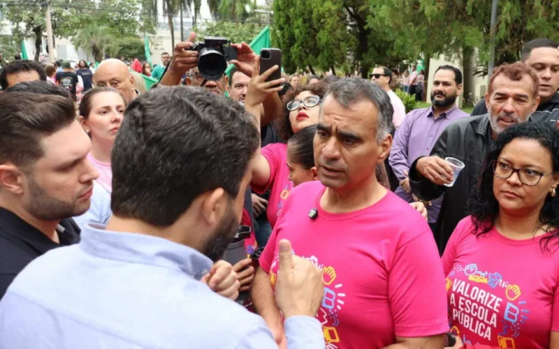 Prefeita recebe professores para negociar reajuste salarial