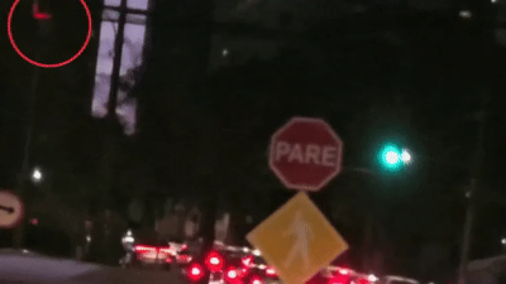 Falha em semáforo deixa dois sinais verdes no horário de pico em CG