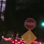 Falha em semáforo deixa dois sinais verdes no horário de pico em CG
