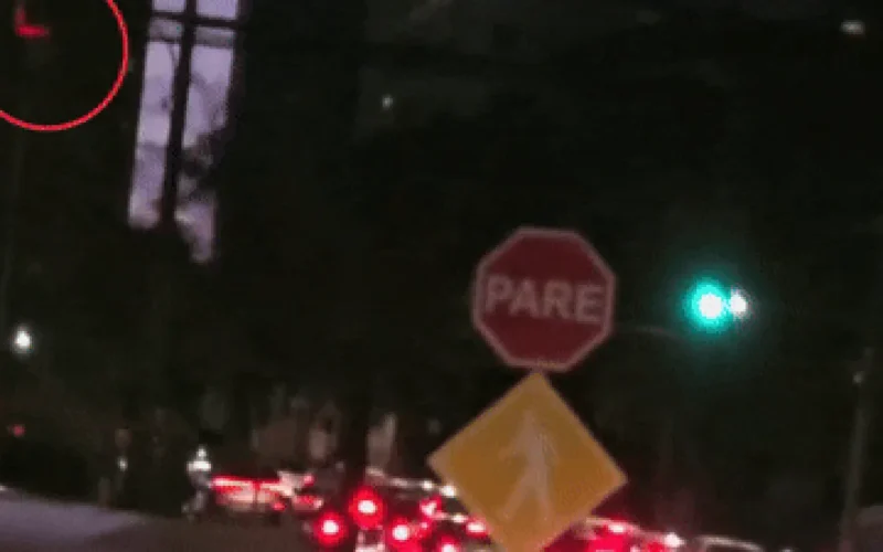 Falha em semáforo deixa dois sinais verdes no horário de pico em CG