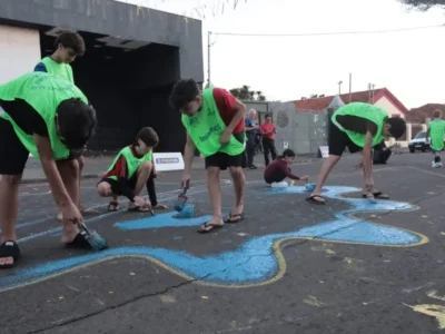 Crianças pintam rua da Cidade da Copa em Campo Grande