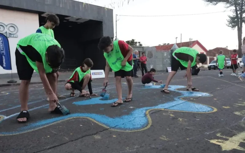 Crianças pintam rua da Cidade da Copa em Campo Grande