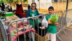 Recicláveis viram moeda para comprar alimentos frescos