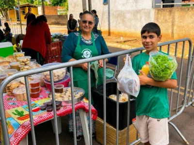 Recicláveis viram moeda para comprar alimentos frescos