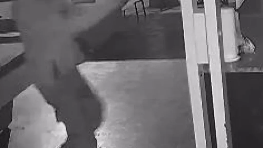 Dupla invade tabacaria e deixa dois feridos graves em Coxim