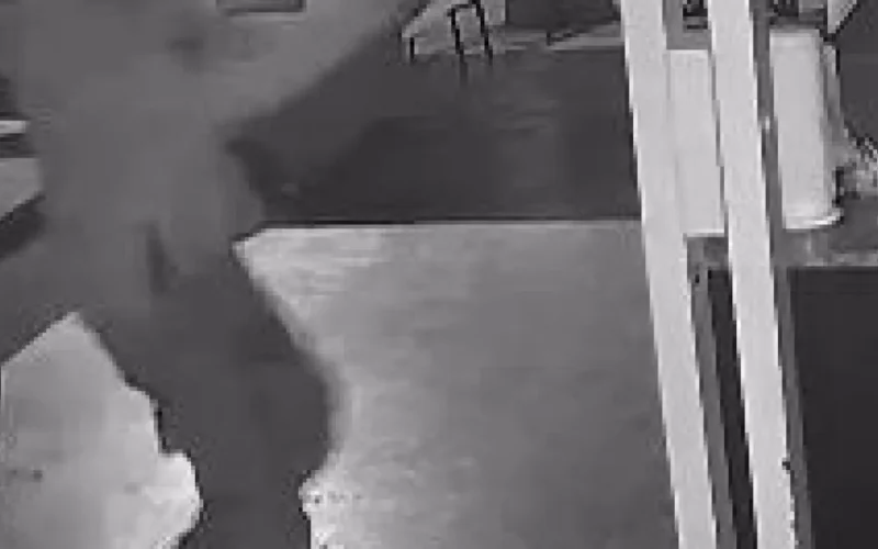 Dupla invade tabacaria e deixa dois feridos graves em Coxim