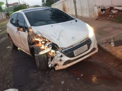 Motorista bate em carreta e abandona carro em cruzamento