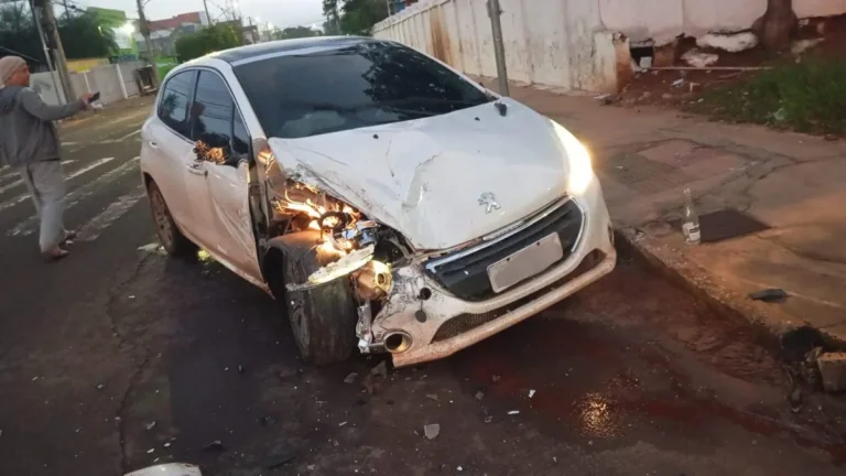 Motorista bate em carreta e abandona carro em cruzamento