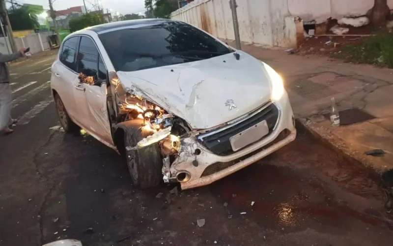Motorista bate em carreta e abandona carro em cruzamento