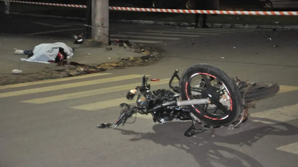 Jovem morre arremessado contra poste em acidente em rotatória