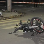 Jovem morre arremessado contra poste em acidente em rotatória