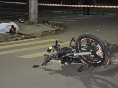 Jovem morre arremessado contra poste em acidente em rotatória