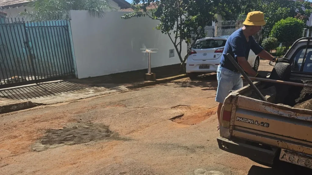 Aposentado de 76 anos tapa buracos de rua por conta própria em MS