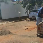 Aposentado de 76 anos tapa buracos de rua por conta própria em MS