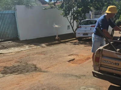 Aposentado de 76 anos tapa buracos de rua por conta própria em MS