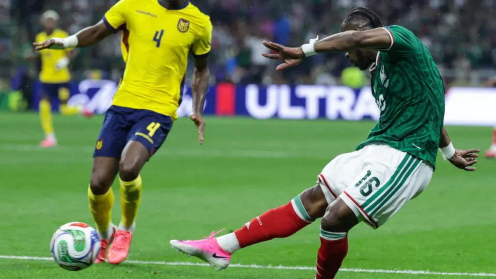 México vence Equador por 2 a 0 e avança às oitavas da Copa