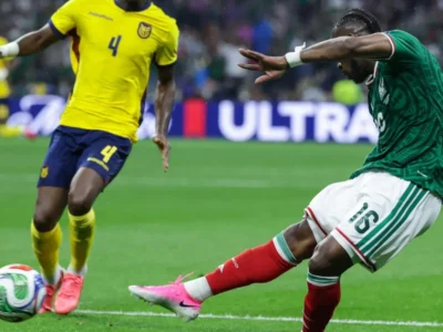 México vence Equador por 2 a 0 e avança às oitavas da Copa