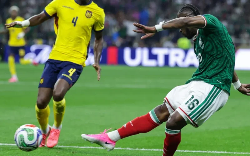 México vence Equador por 2 a 0 e avança às oitavas da Copa