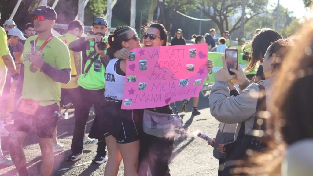 Amigos na linha de chegada: o apoio que faz a diferença na maratona