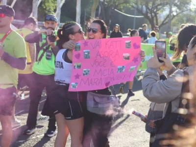 Amigos na linha de chegada: o apoio que faz a diferença na maratona