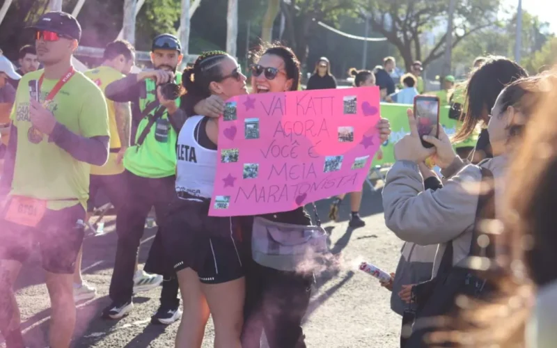 Amigos na linha de chegada: o apoio que faz a diferença na maratona