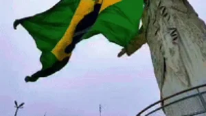 Cristo Rei do Pantanal veste verde e amarelo para a Copa