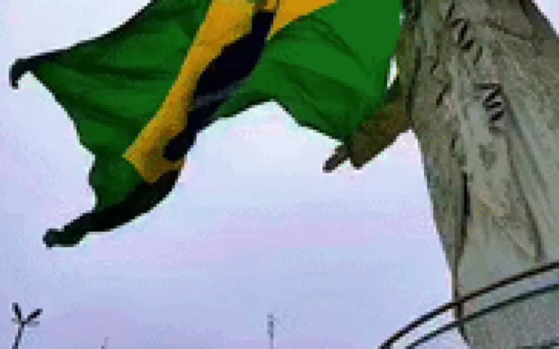 Cristo Rei do Pantanal veste verde e amarelo para a Copa