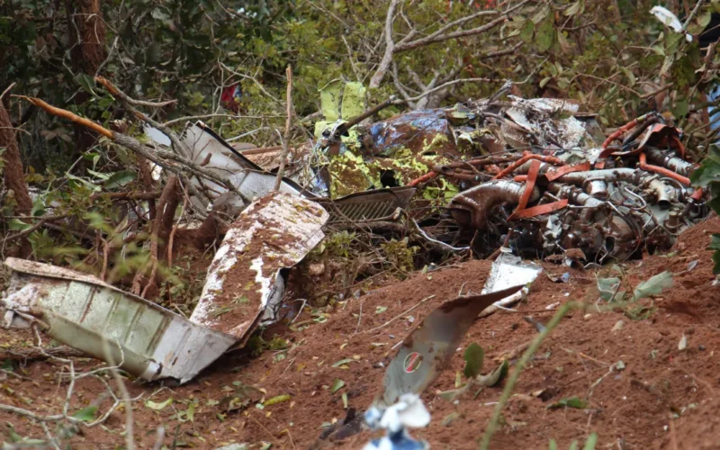 Sem caixa-preta, queda de avião é investigada por clima e destroços
