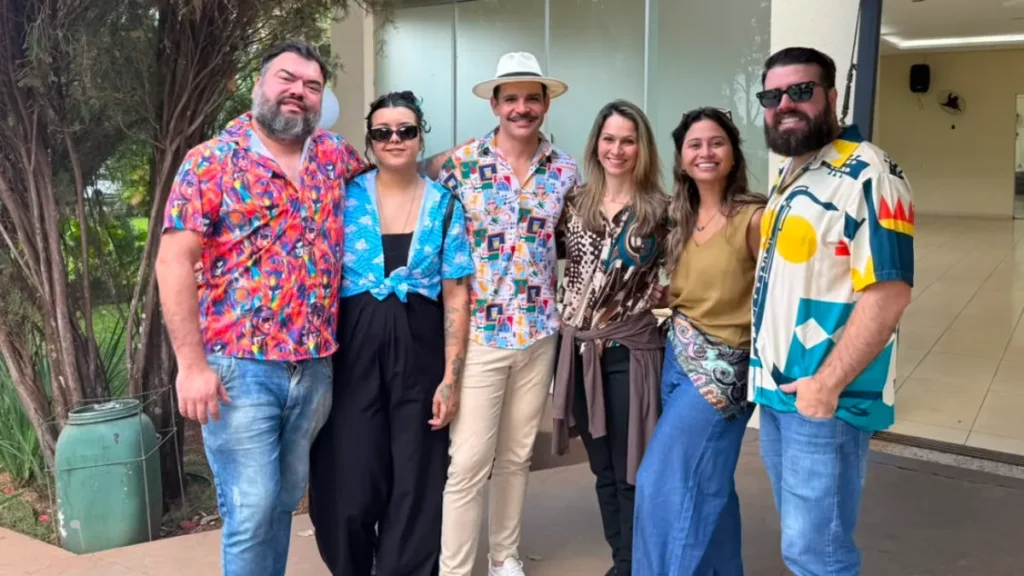 Despedida colorida: amigos homenageiam ‘Bom Sujeito’ com camisas vibrantes
