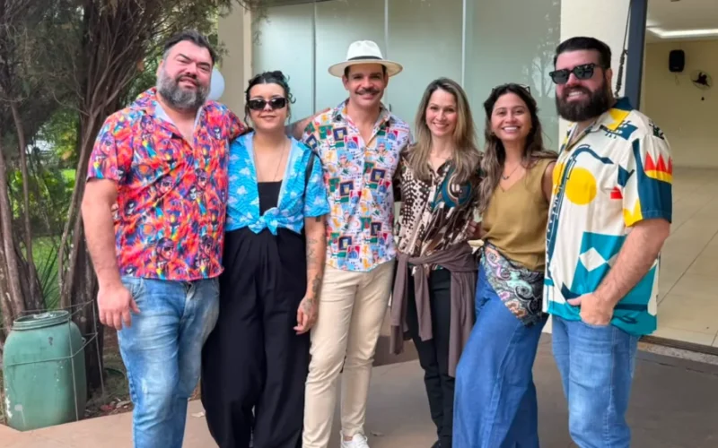 Despedida colorida: amigos homenageiam ‘Bom Sujeito’ com camisas vibrantes