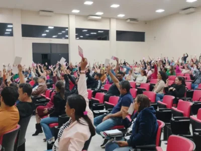 Professores rejeitam parcelamento e exigem reajuste em 2026