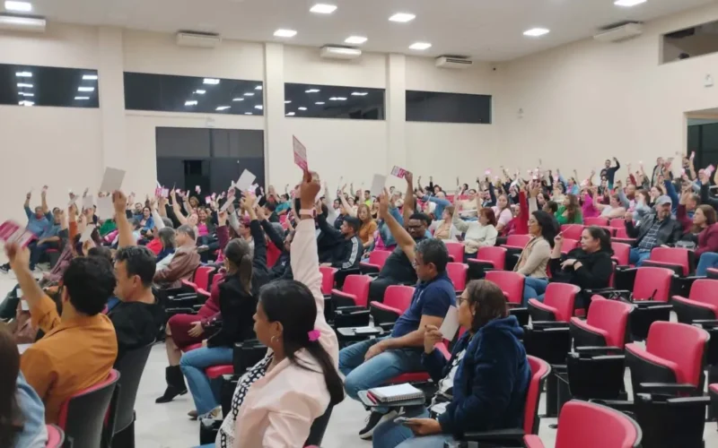 Professores rejeitam parcelamento e exigem reajuste em 2026