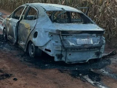 Carro usado em execução com 20 tiros é achado queimado na fronteira