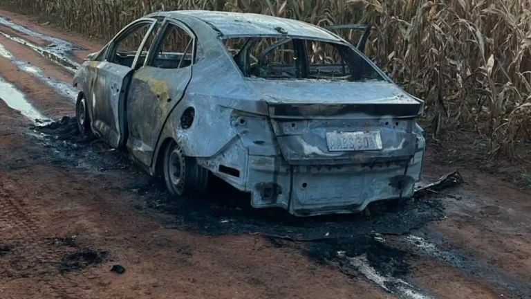 Carro usado em execução com 20 tiros é achado queimado na fronteira