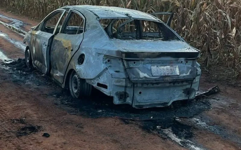 Carro usado em execução com 20 tiros é achado queimado na fronteira