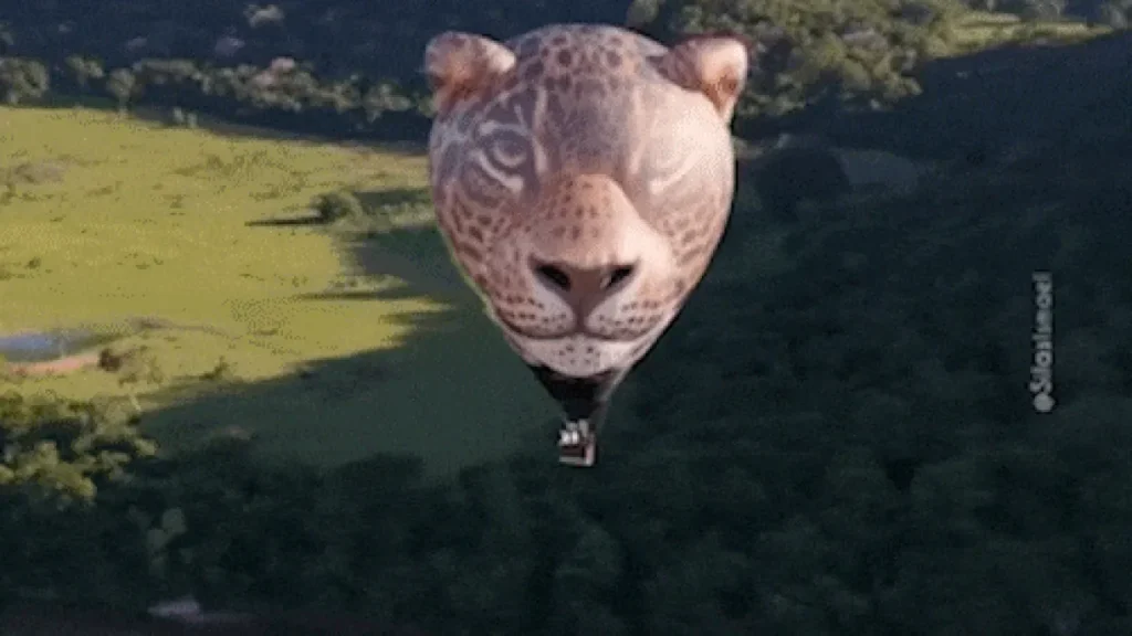 Balão em formato de onça-pintada inova nos céus do Pantanal
