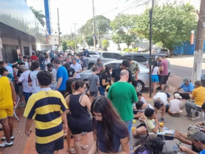 Mesmo sem Brasil, febre por figurinhas da Copa continua