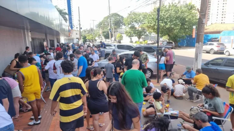 Mesmo sem Brasil, febre por figurinhas da Copa continua