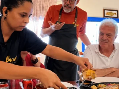 Pedro Bial prova culinária de MS em Bonito e aprova
