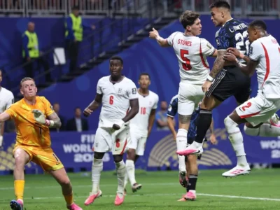 Argentina vira nos acréscimos e elimina Inglaterra na semi