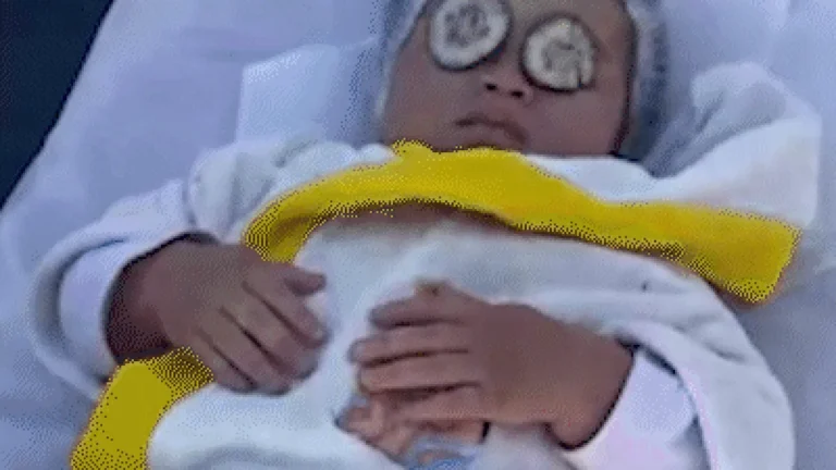 Bebês ganham spa com pepino nos olhos em último dia de aula