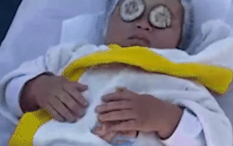 Bebês ganham spa com pepino nos olhos em último dia de aula