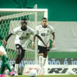 Atlético-MG vence Palmeiras e evita disparada do líder