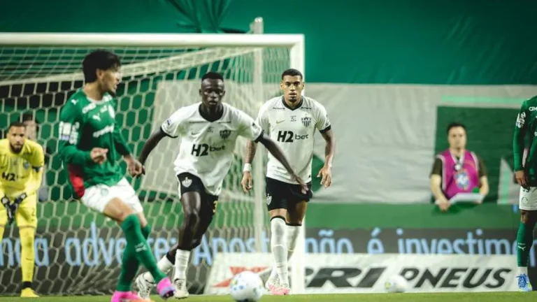 Atlético-MG vence Palmeiras e evita disparada do líder
